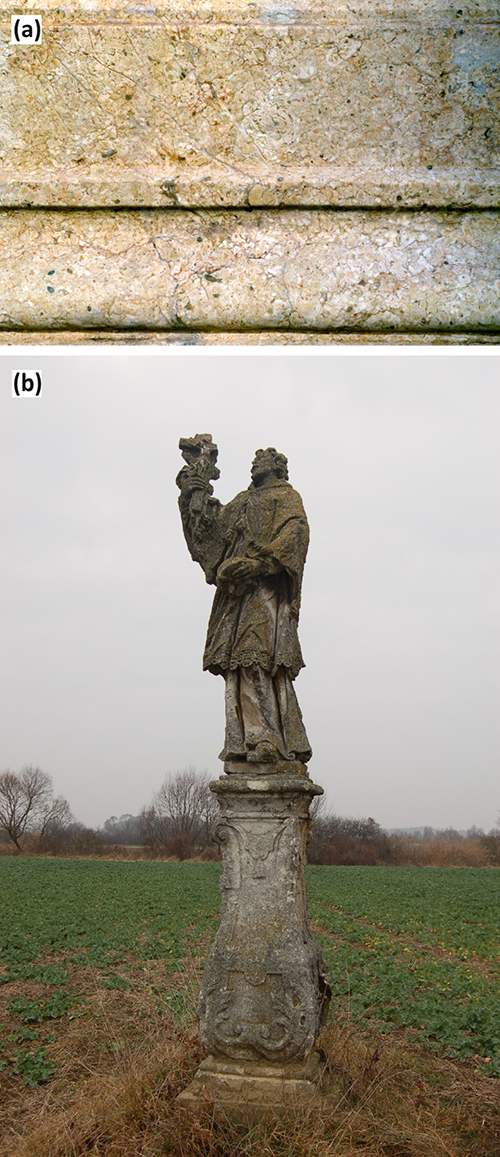 Una estatua antigua de piedra sobre un pedestal decorado se encuentra en un campo abierto con árboles y cielo nublado al fondo.

Descripción generada con IA
