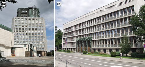 Dos edificios grandes de arquitectura moderna con ventanas rectangulares y árboles alrededor en un día nublado con una persona caminando cerca de uno de ellos.

Descripción generada con IA