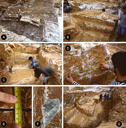 Personas midiendo y excavando en un sitio arqueológico con herramientas y cinta métrica mostrando detalles de estratos y fragmentos de roca.

Descripción generada con IA