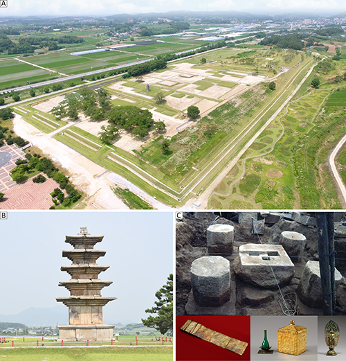Vista aérea de un sitio arqueológico con estructuras rectangulares delimitadas por caminos y vegetación, junto a una pagoda de piedra de varios niveles y una colección de artefactos antiguos exhibidos sobre una superficie oscura.

Descripción generada con IA